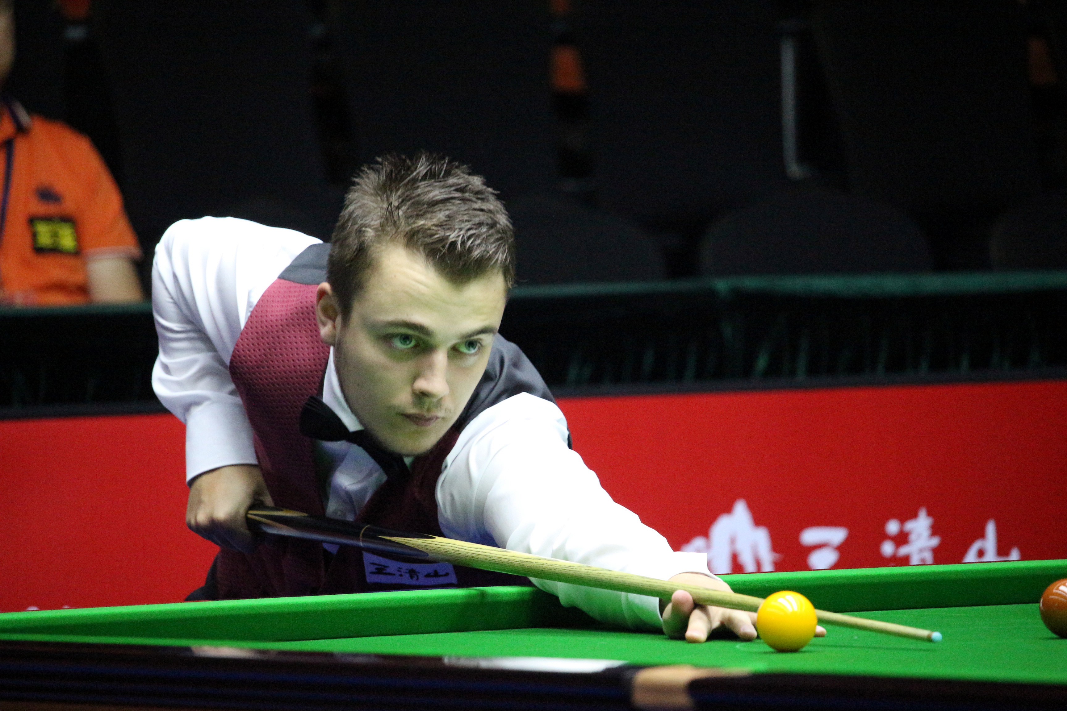 多位年轻选 多位年轻选